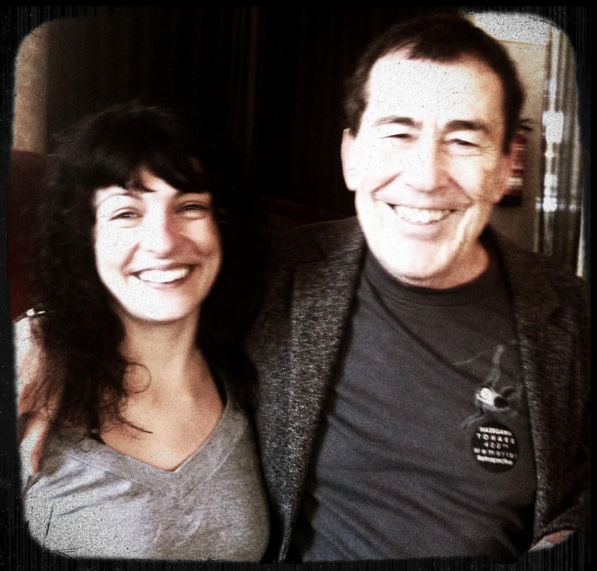 Roser Amills y Fernando Sánchez Dragó posan sonrientes, ella con camiseta gris y él con chaqueta oscura