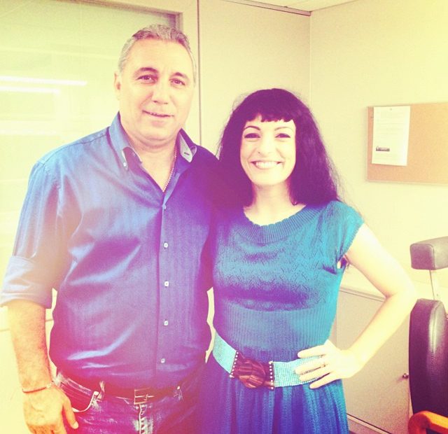 Roser Amills, con vestido azul, posa junto a Hristo Stoichkov en los estudios de TVE