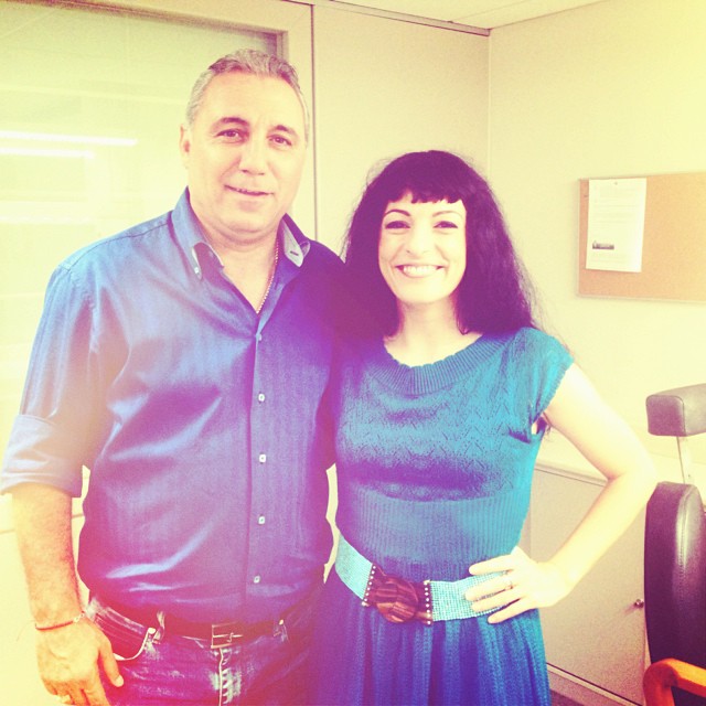 Roser Amills, amb vestit blau, posa al costat de Hristo Stoichkov als estudis de TVE