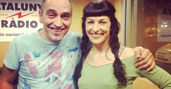 Roser Amills, con trenzas y camiseta verde, abrazada a Jordi Clotas ante el rótulo de Catalunya Ràdio