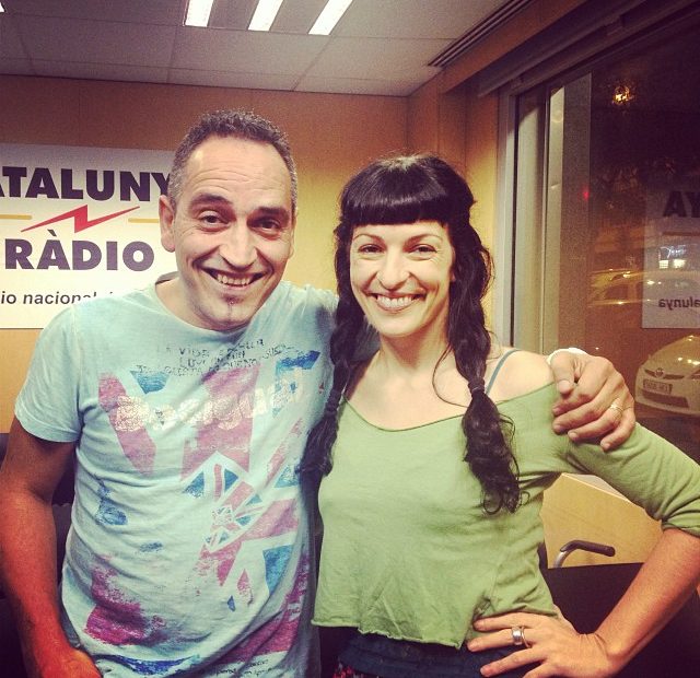 Roser Amills, con trenzas y camiseta verde, abrazada a Jordi Clotas ante el rótulo de Catalunya Ràdio