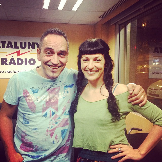 Roser Amills, con trenzas y camiseta verde, abrazada a Jordi Clotas ante el rótulo de Catalunya Ràdio