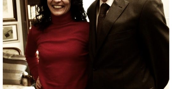 Roser Amills, de rojo, junto a José Manuel Blecua en una biblioteca doméstica