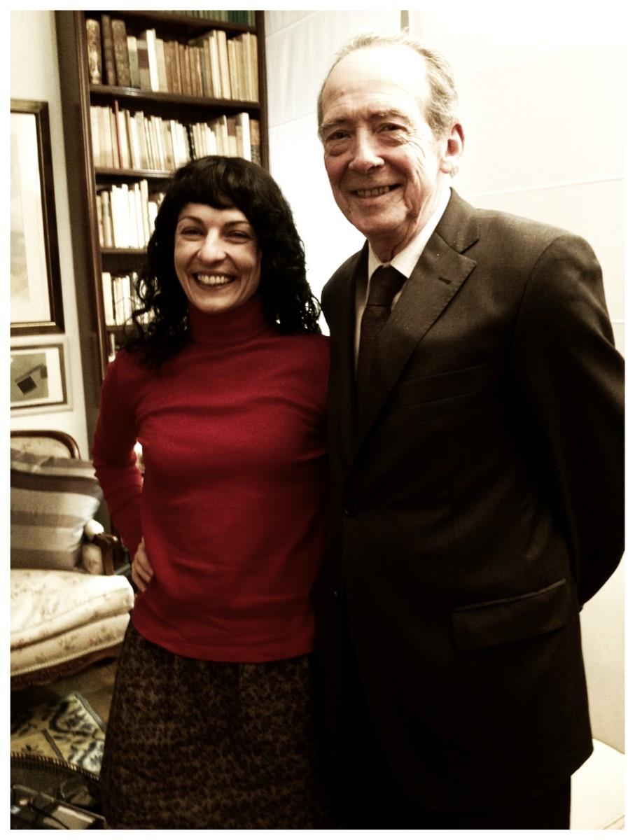 Roser Amills, de rojo, junto a José Manuel Blecua en una biblioteca doméstica