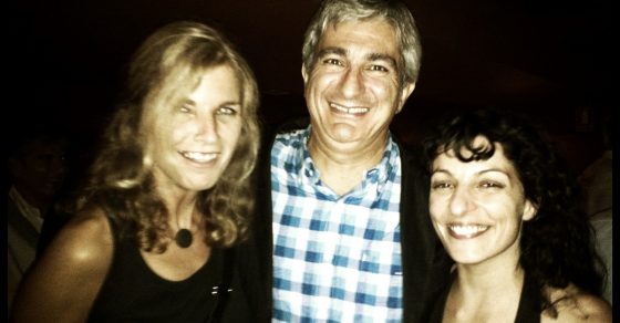 Roser Amills, Josep Manuel Silva y una mujer rubia posan de noche