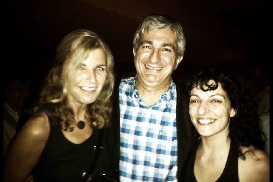 Roser Amills, Josep Manuel Silva y una mujer rubia posan de noche