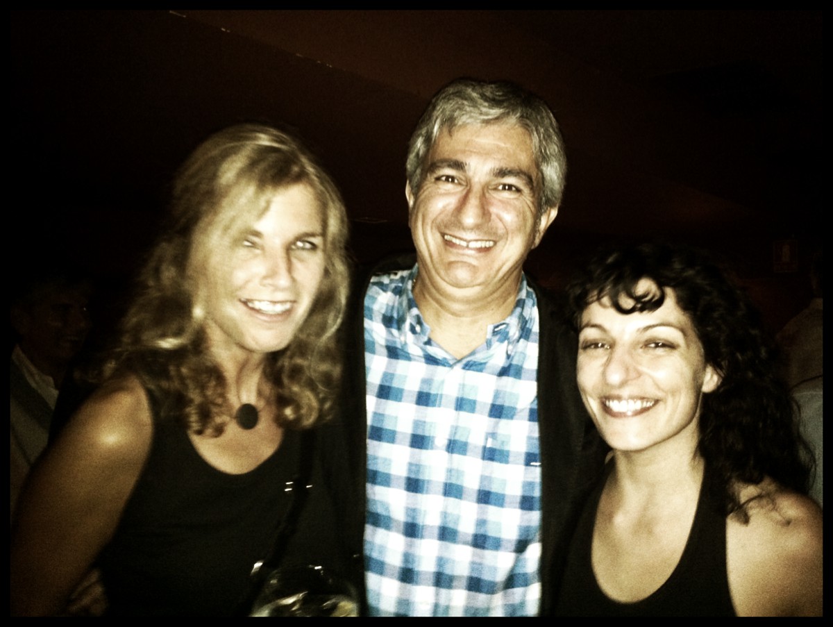 Roser Amills, Josep Manuel Silva y una mujer rubia posan de noche