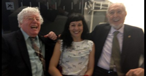 Roser Amills sentada entre dos señores mayores, uno de ellos Josep Maria Castellet, en un acto