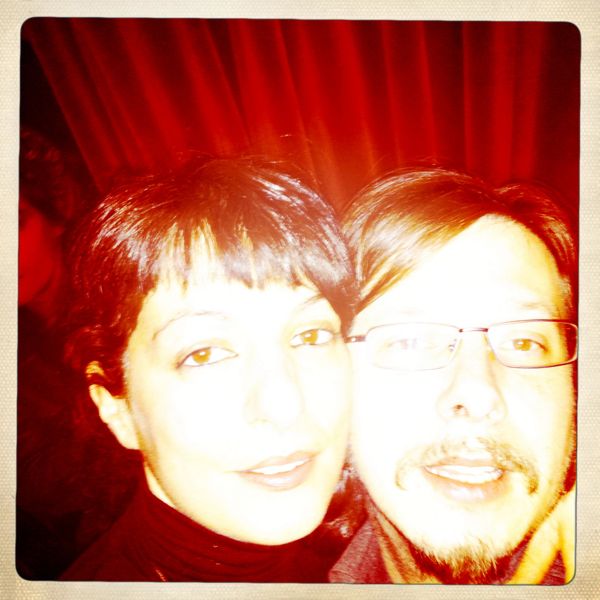 Selfi de Roser Amills y Josep Pedrals ante una cortina roja