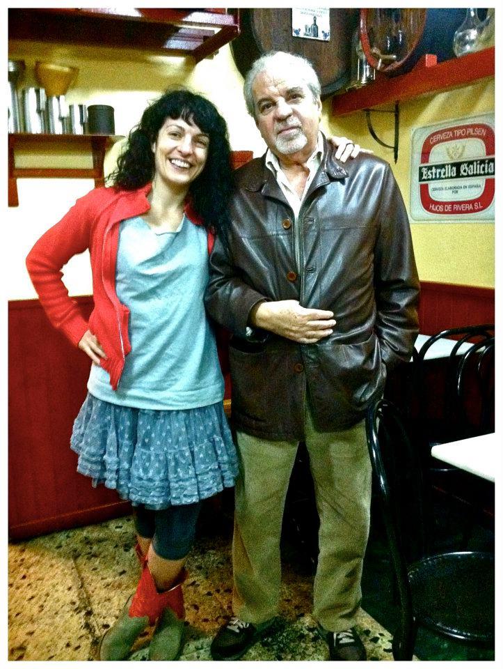 Roser Amills y Juan Marsé, con cazadora de cuero, posan en un bar
