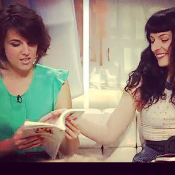 Lisi Andrés hojea un libro junto a Roser Amills en el plató de Els Matins de TV3