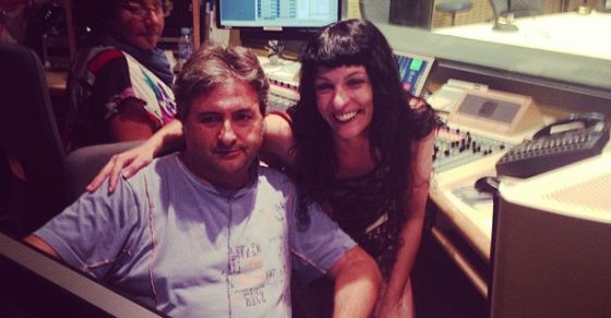 Roser Amills y Luismi en el estudio de Radio Nacional junto a la mesa de control