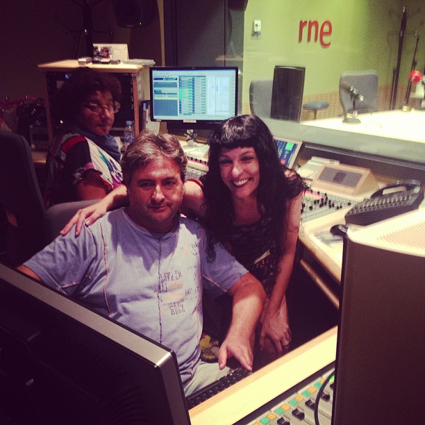 Roser Amills y Luismi en el estudio de Radio Nacional junto a la mesa de control