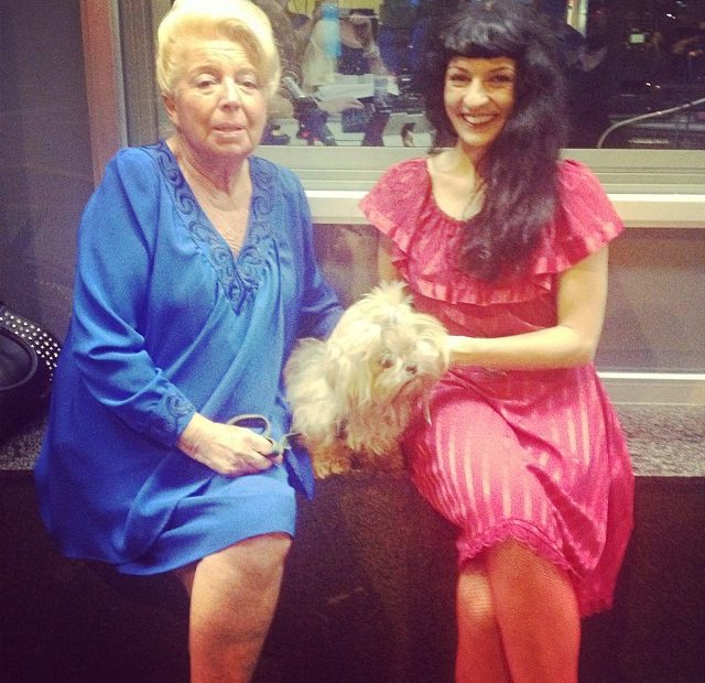 Roser Amills, con vestido rosa, y la Sra. Rius, de azul, con un perro pequeño en brazos