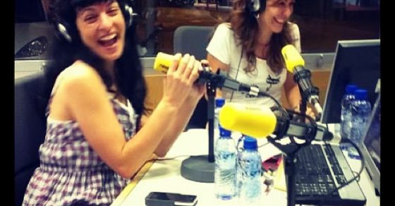 Roser Amills ríe ante el micrófono con Maria de la Pau Janer en el estudio de Catalunya Ràdio