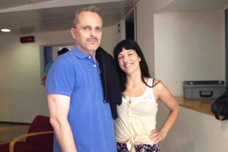 Roser Amills y Miguel Bosé, con polo azul, en una sala