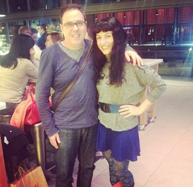 Roser Amills y Octavi Serret posan juntos en un local de Barcelona por la noche