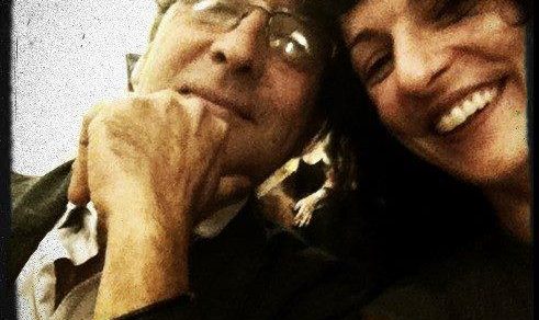 Selfi de Roser Amills con Philippe Lavaill, con gafas, mejilla con mejilla