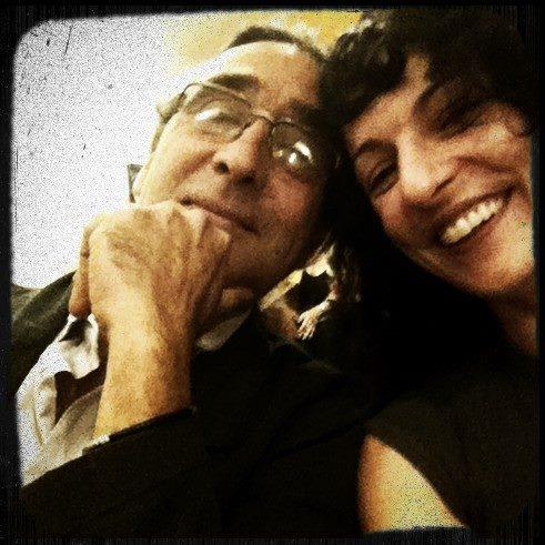 Selfi de Roser Amills con Philippe Lavaill, con gafas, mejilla con mejilla