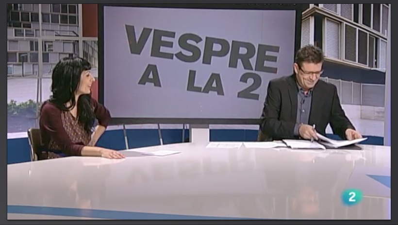 Captura de «Vespre a La 2»: Roser Amills y el presentador Xavi Díaz en la mesa del plató