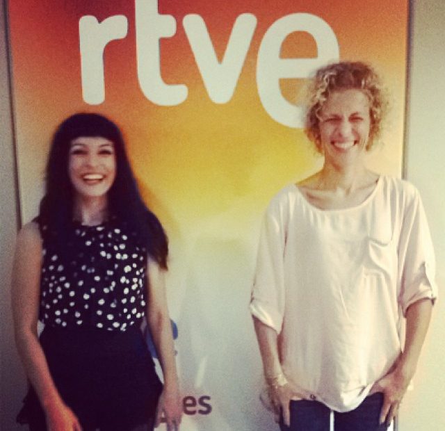 Roser Amills y Màbel Martí ante el logotipo de RTVE