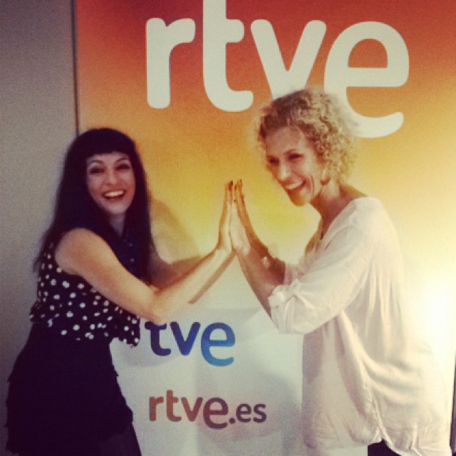 Roser Amills i Màbel Martí fan xocar les mans davant del cartell de RTVE