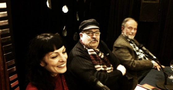Roser Amills, Pere Tàpias y Josep Maria Cabayol sentados en la mesa de la presentación de «Morbo»