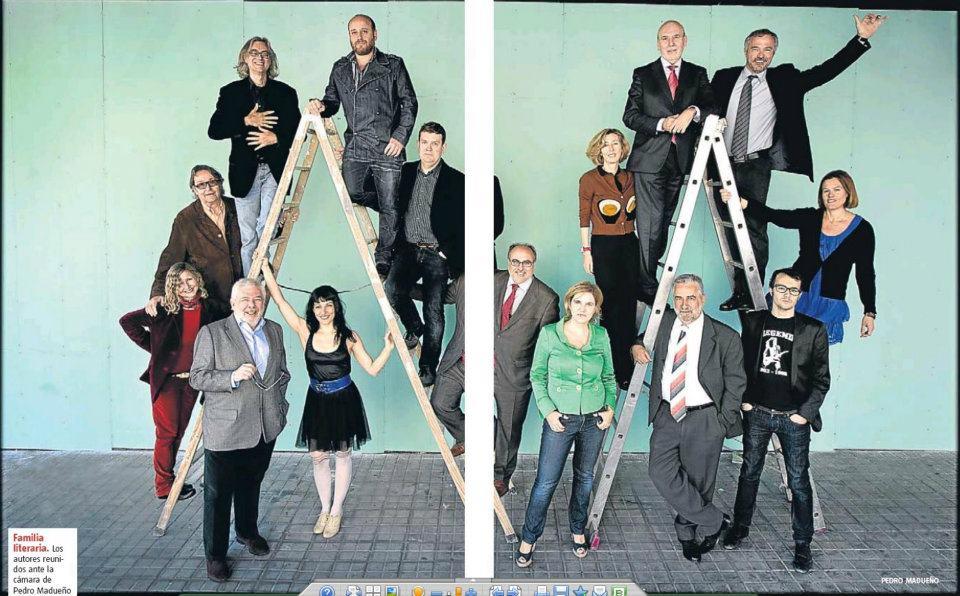 Recorte de prensa: autores posan sobre escaleras de mano, entre ellos Roser Amills y Víctor Amela