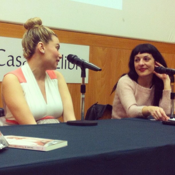 Roser Amills y María Lapiedra en la mesa de la presentación de «Mi mundo de plástico» en la Casa del Llibre