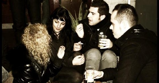 Roser Amills, Silvia Dockser, Paco Moreno y Víctor Fernández Clares charlan de noche con copas en la mano