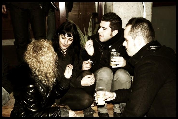Roser Amills, Silvia Dockser, Paco Moreno y Víctor Fernández Clares charlan de noche con copas en la mano