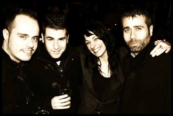 Roser Amills posa de noche con Víctor Fernández Clares, Paco Moreno y otro amigo, en blanco y negro
