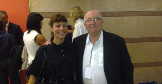 Roser Amills, con vestido negro, posa junto a Juan Mari Arzak, con acreditación al cuello