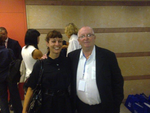 Roser Amills, con vestido negro, posa junto a Juan Mari Arzak, con acreditación al cuello