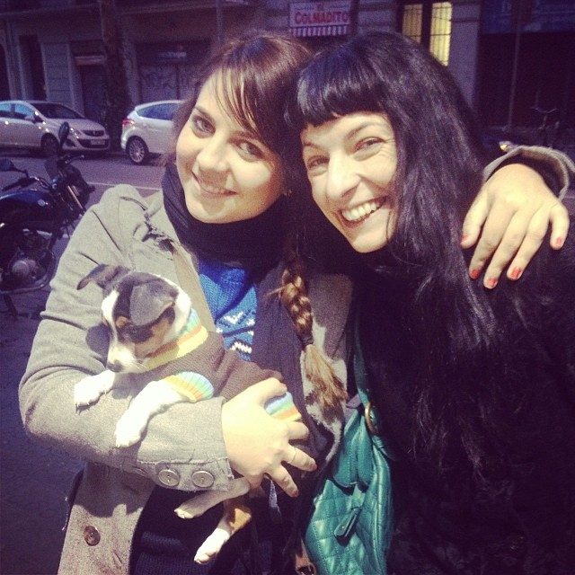 roser amills y lidia guevara con su mascota