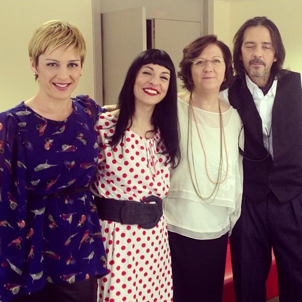 Roser Amills con Marta Cáceres, Mercedes de Francisco y Jorge de los Santos en el plató de Para todos La 2