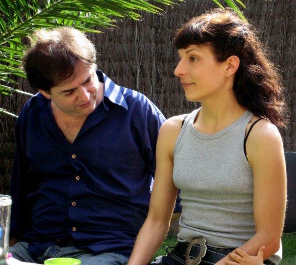 Roser Amills amb Óscar Fontrodona asseguts a l'aire lliure
