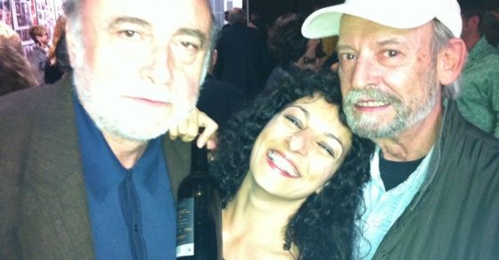 Roser Amills entre Rafael Taixés, con gorra blanca, y otro invitado en una fiesta