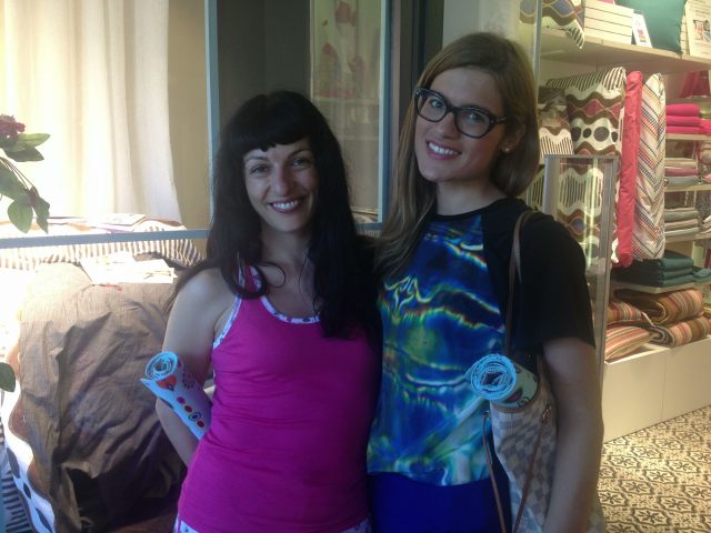 roser amills y silvia bosch, performance escaparate de la mallorquina