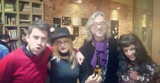 Roser Amills y Víctor Amela con Víctor Fernández Clares y una amiga en una librería-bar