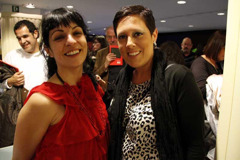 Roser Amills, con vestido rojo, y Sandra Salvadó, de pelo corto, en un acto con público