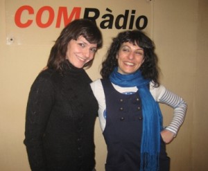 Roser Amills y Sandra V. ante el logotipo de COM Ràdio