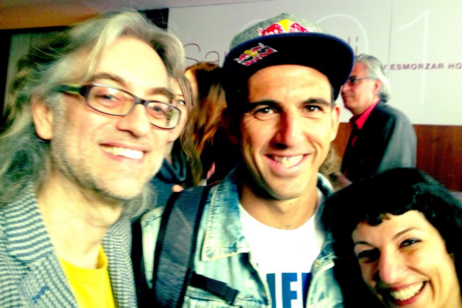 Selfi de Víctor Amela, Josef Ajram con gorra y Roser Amills en el desayuno de autores de Sant Jordi