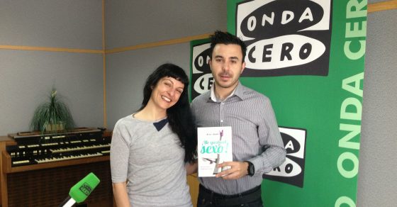 Roser Amills y Xavi Alba, con un ejemplar de Me gusta el sexo, en el estudio de Onda Cero