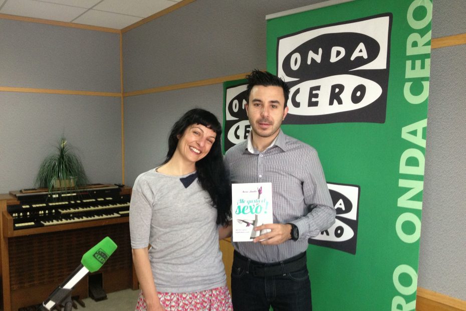 Roser Amills y Xavi Alba, con un ejemplar de Me gusta el sexo, en el estudio de Onda Cero