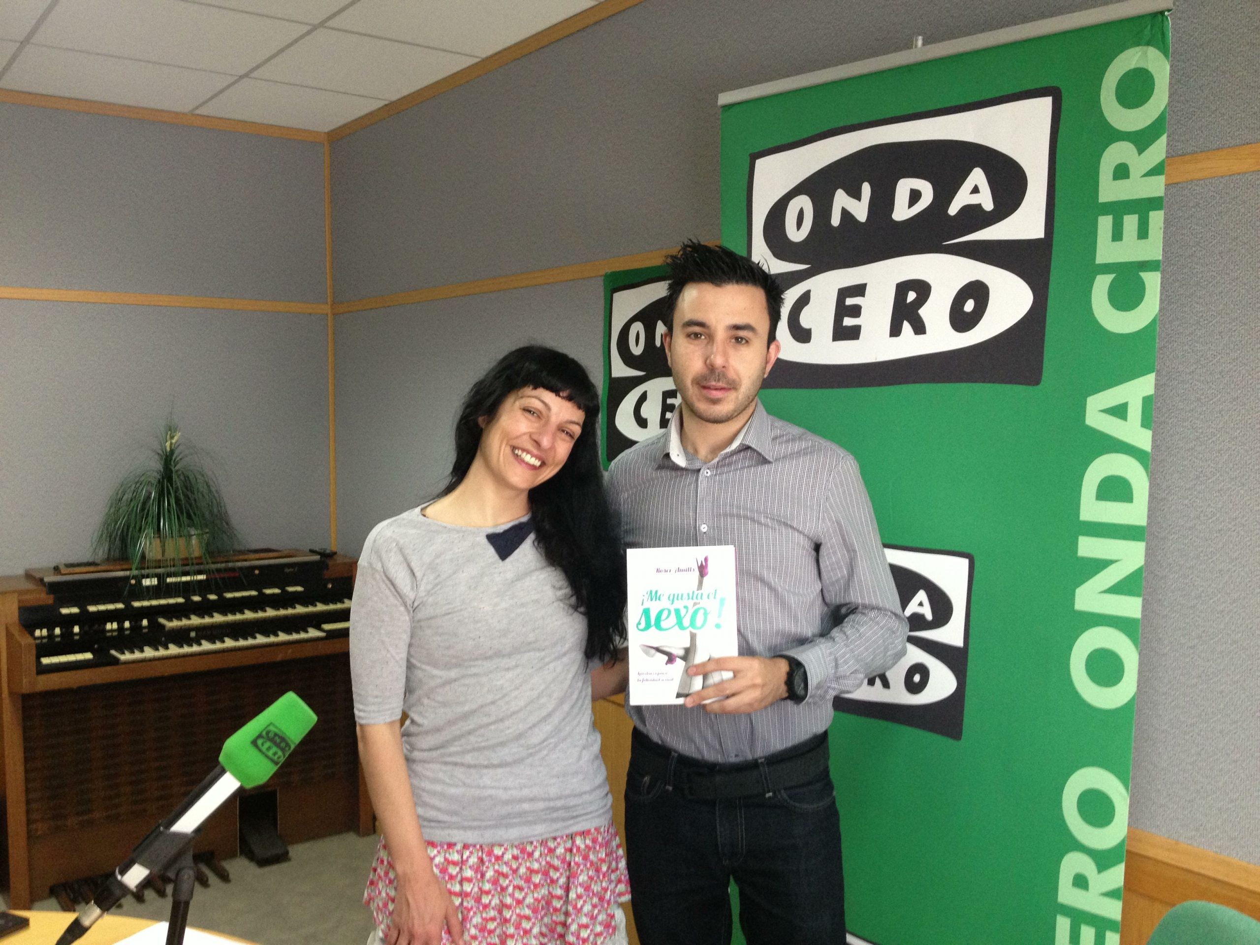 Roser Amills y Xavi Alba, con un ejemplar de Me gusta el sexo, en el estudio de Onda Cero