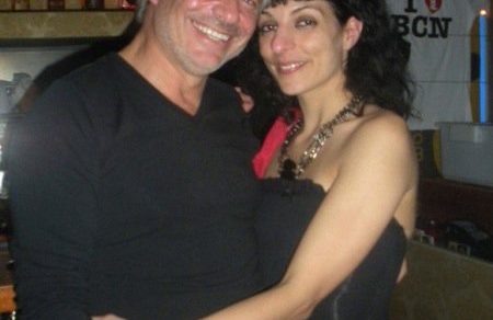 Xavier Gramona abraza a Roser Amills en un bar