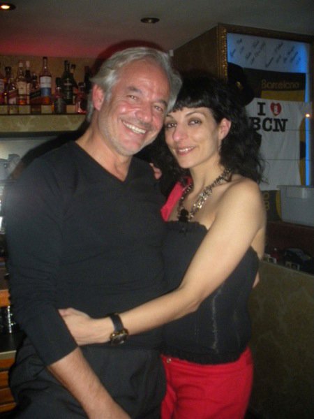Xavier Gramona abraza a Roser Amills en un bar