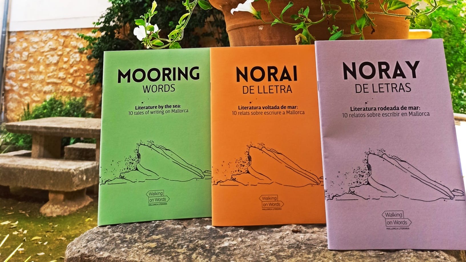 Las tres ediciones de la antología de Walking on Words: Norai de lletra, Noray de letras y Mooring Words