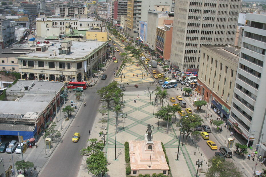 Vista aérea del paseo de Bolívar de Barranquilla, con su bulevar arbolado, la estatua ecuestre y edificios del centro
